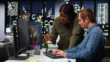 diverso squadra di ingegneri utilizzando artificiale intelligenza per design un' pavimento Piano, Lavorando insieme con neurale reti e computer assistita appartamento disposizione su architettonico Software. telecamera b. video