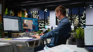 porträtt av manlig specialist i kontor användningar cad programvara och ritningar planen, design hus interiör med användare gränssnitt för virtuell Hem anpassning. detaljerad arkitektonisk layout. kamera a. video