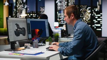 manlig den ingenjör användningar ai tekniker till skapa spel och en turbin, trogen gaming design för en fördärvar station projekt. sci fi systemet för en modern spel lobby, professionell programvara. kamera b. video