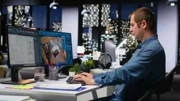 porträtt av ingenjör arbetssätt på golv planen interiör design på dator, använder sig av arkitektonisk programvara och ritningar för 3d framställa av Hem interiör. configure möbel och element. kamera b. video