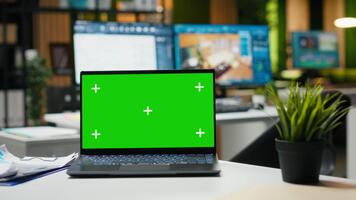 croma chave computador portátil para interior Projeto estúdio e moderno tecnologia, dual monitores com arquitetônico Programas para modelagem e visualização. chão planos e 3d render refletindo criatividade. video