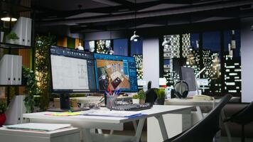 tömma design kontor med modern skrivbord visa upp plan utarbetande och 3d modellering programvara på skärm. digital arbetsyta understryker kreativ visualisering i en professionell miljö. video