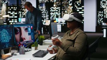 svart kvinna grafisk designer användningar vr glasögon och ai till redigera foton, retuschering innehåll och alstrande professionell bilder. redaktör vändning text till bild med virtuell verklighet. kamera b. video