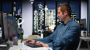 retrato do masculino engenheiro usa arquitetônico Programas e plantas para 3d render do uma casa interior. programa permite para configurar mobília e Projeto elementos para uma virtual layout. Câmera b. video