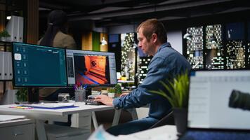 Jeu développeur utilise programme à conception vaisseau spatial station en utilisant Profond apprentissage, futuriste environnement renforcée par machine apprentissage solutions et nuage l'informatique. caméra un. video