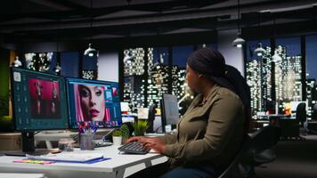 mujer editor trabajos en profesional contenido para fotografía edición en moderno espacio de trabajo con doble monitores retocar software y virtual asistente para un creativo carrera profesional. cámara una. video