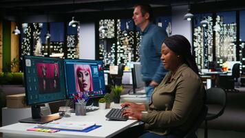 mulher especialista desenvolvedor trabalho com foto edição Programas e ai, digital meios de comunicação retocada e gerando contente. usando dual monitores para garantir inovação dentro a gráfico Projeto mundo. Câmera uma. video