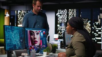 diverso foto la modifica squadra uso neurale reti per ritocco materiali, macchina apprendimento e la modifica nuovo foto soddisfare in linea. professionale progettisti utilizzando digitale Software e ai. telecamera b. video