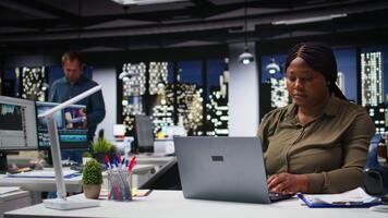 multietnico budgeting squadra rivedere numeri e i saldi su computer, Lavorando su risorse assegnazione e fabbricazione proiezioni. previsione tecniche per attività commerciale successo. telecamera un. video