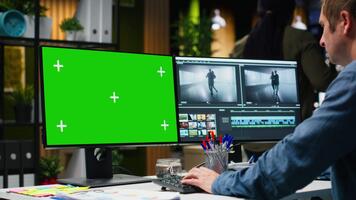 grön skärm med skicklig manlig redaktör arbetssätt med programvara i kreativ kontor, redigering antal fot och Färg gradering för de posta produktion bearbeta modern innehåll. kamera b. video