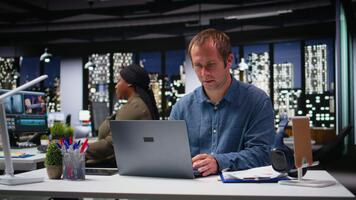 negocio gerente en moderno lugar de trabajo compartiendo perspectivas y informes, enfoque en datos visualización para eficiente recurso asignación. exitoso empresa administración y gestión. cámara una. video