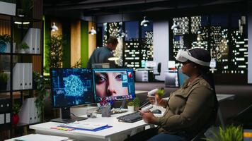 svart kvinna grafisk designer användningar vr glasögon och ai till redigera foton, retuschering innehåll och alstrande professionell bilder. redaktör vändning text till bild med virtuell verklighet. kamera a. video