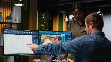 gráfico diseño equipo utilizar arquitectónico software y planos para 3d hacer de hogar interior. programa permite a configurar mueble y otro diseño elementos para un virtual disposición. cámara b. video