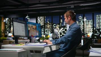 retrato do masculino engenheiro usa arquitetônico Programas e plantas para 3d render do uma casa interior. programa permite para configurar mobília e Projeto elementos para uma virtual layout. Câmera uma. video