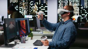 professionell manlig utvecklare rörelse vr glasögon till skapa rymdskepp station som spel lobby, gaming utveckling för de industri. ai alstrande modern rumslig projekt på dubbel övervakar. kamera b. video