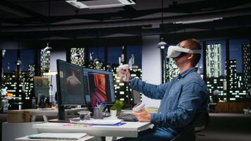 maschio gioco sviluppatore utilizzando vr bicchieri e ai Tech per design un' navicella spaziale per un' gioco, in movimento risorse nel 3d Software per il spaziale ambiente. virtuale sviluppo per il Internet. telecamera un. video