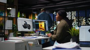 gioco sviluppatore crea Marte basato virtuale stazione utilizzando ai Strumenti. futuristico programma in lavorazione dati con macchina apprendimento e automazione per ottimizzare gioco design e sviluppo. telecamera un. video