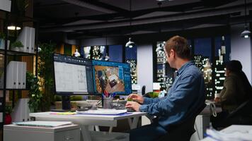 experto arquitecto creando un 3d hacer de Departamento interior disposición, utilizando arquitectónico software en doble monitores desarrollador usos digital herramientas a Decorar diseño, colocación activos. cámara una. video