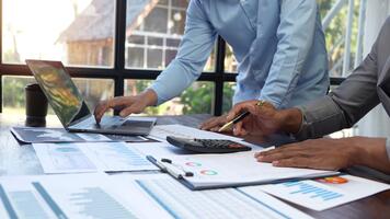 negocio contabilidad concepto, negocio equipo utilizando calculadora con ordenador portátil computadora, presupuesto trabajo en financiero y contabilidad datos con en oficina video