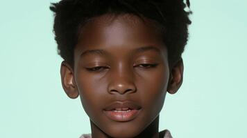 omvandling av en pojke in i en mogna man använder sig av zoom. de bilder mjukt omvandla och utvecklas, förmedla de väsen av tillväxt och förändra, de omvandling av ålder video