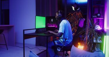 hombre jugando computadora juegos sentado en frente de. video