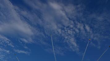 flyguppvisning bildning dela fångad som team av gul och svart plan avrättar dramatisk utbrytning, varje flygplan löv distinkt rök båge, skapande dynamisk visuell mönster i himmel. video