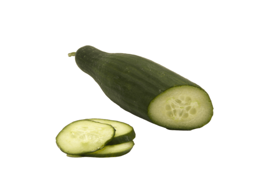 en horisontell bild av en färsk mörk grön gurka, ett sida av som har varit skära av och presenteras som två skivor. ett isolerat objekt i formatera med en transparent bakgrund. png