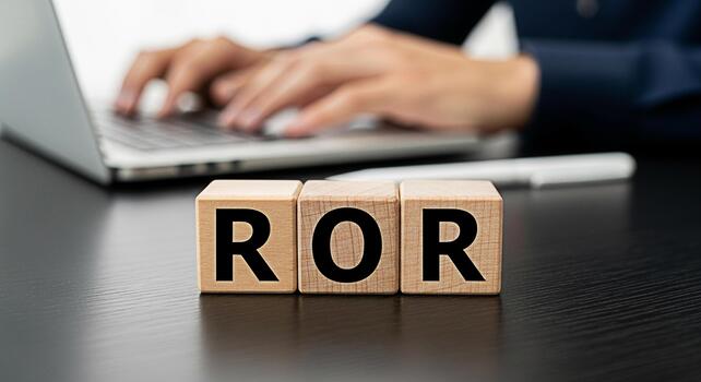 desarrollador mecanografía en un ordenador portátil con de madera bloques ortografía Ror en un escritorio simbolizando rubí en rieles marco de referencia en un moderno oficina exhibiendo eficiente web desarrollo y innovador tecnología foto