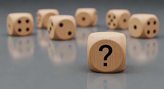 de madera dado mostrando un pregunta marca en pie fuera entre otro dado en un reflexivo superficie simbolizando incertidumbre riesgo y el elemento de oportunidad en Toma de decisiones y resolver problemas foto
