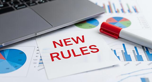 ordenador portátil descansa en financiero informes con un Nota mostrando nuevo reglas y un rojo marcador simbolizando cambio y adaptación en un basado en datos negocio ambiente Fomentando un sentido de estratégico planificación y yo foto