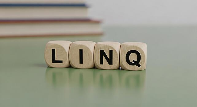 de madera letra bloques ortografía linq en un verde mesa con libros en el antecedentes representando programación idioma y software desarrollo en un limpiar y minimalista ajuste transporte precisión y cl foto