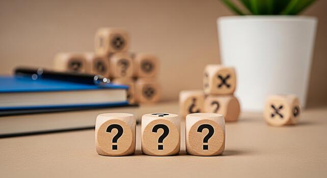 Tres de madera dado mostrando pregunta marcas en un escritorio con un cuaderno y bolígrafo simbolizando incertidumbre y resolver problemas en un aprendizaje ambiente Fomentando curiosidad y crítico pensando foto
