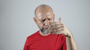 Mann im rot Shirt, kahl und bärtig, zuversichtlich und ernst erzählen jemand zu gehen weg. video