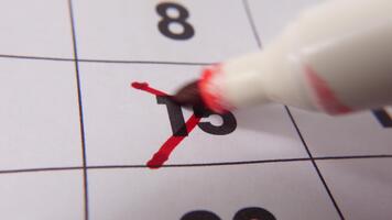 highlighting datum siffra 15 på en kalender, med en djärv röd korsa mark betona ett Viktig påminnelse eller planerad händelse. video