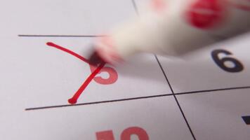 highlighting datum siffra 5 på en kalender, med en djärv röd korsa mark video