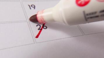 märkning de datum siffra 26, fokusera på de siffra markerad med en röd korsa på de kalender. representerar deadlines, påminnelser, planera, och tid förvaltning video