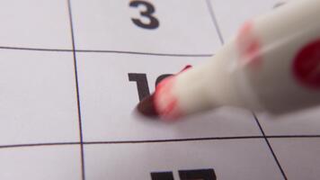 highlighting datum siffra 10 på en kalender, med en djärv röd korsa mark betona ett Viktig påminnelse eller planerad händelse. video