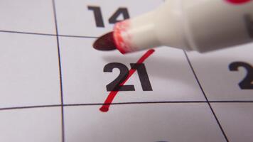 evidenziazione Data numero 21 su un' calendario, con un' grassetto rosso attraversare marchio video