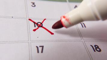 märkning de datum siffra 10, fokusera på de siffra markerad med en röd korsa på de kalender. representerar deadlines, påminnelser, planera, och tid förvaltning video