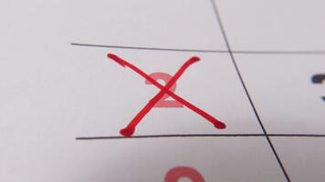 evidenziazione Data numero 2 su un' calendario, con un' grassetto rosso attraversare marchio sottolineando un importante promemoria o in programma evento. video