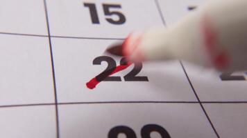 evidenziazione Data numero 22 su un' calendario, con un' grassetto rosso attraversare marchio sottolineando un importante promemoria o in programma evento. video