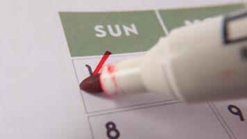 märkning de datum siffra 1, fokusera på de siffra markerad med en röd korsa på de kalender. representerar deadlines, påminnelser, planera, och tid förvaltning video