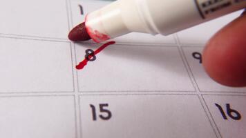 märkning de datum siffra 8, fokusera på de siffra markerad med en röd korsa på de kalender. representerar deadlines, påminnelser, planera, och tid förvaltning video