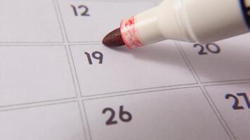 märkning de datum siffra 19, fokusera på de siffra markerad med en röd korsa på de kalender. representerar deadlines, påminnelser, planera, och tid förvaltning video