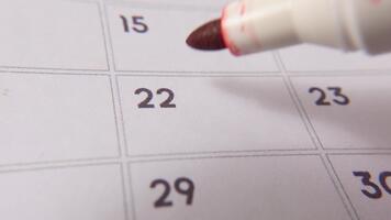 märkning de datum siffra 22, fokusera på de siffra markerad med en röd korsa på de kalender. representerar deadlines, påminnelser, planera, och tid förvaltning video