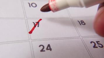 märkning de datum siffra 17, fokusera på de siffra markerad med en röd korsa på de kalender. representerar deadlines, påminnelser, planera, och tid förvaltning video