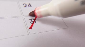 märkning de datum siffra 31, fokusera på de siffra markerad med en röd korsa på de kalender video