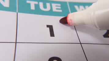 highlighting datum siffra 1 på en kalender, med en djärv röd korsa mark betona ett Viktig påminnelse eller planerad händelse. video