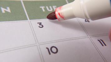 märkning de datum siffra 3, fokusera på de siffra markerad med en röd korsa på de kalender. representerar deadlines, påminnelser, planera, och tid förvaltning video