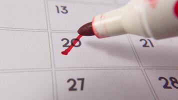 märkning de datum siffra 20, fokusera på de siffra markerad med en röd korsa på de kalender. representerar deadlines, påminnelser, planera, och tid förvaltning video